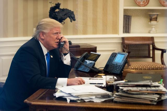 trump-white-house-messy-desk